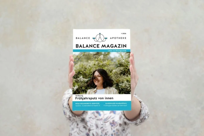 Hände halten das Balance Magazin Ausgabe 1-2026 der Balance Apotheke